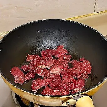 Panaskan minyak goreng di wajan, masukkan daging sapi 300 gr dan tumis hingga mulai berubah warna
