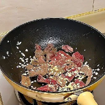 Setelah daging berubah warna, tambahkan bawang putih cincang 10 gr, lalu aduk rata hingga harum