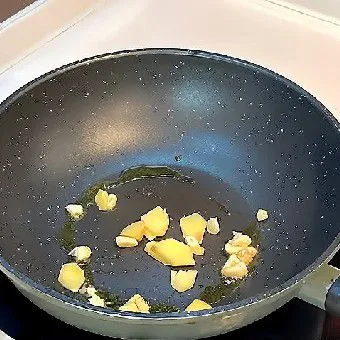 Panaskan wajan, tuang minyak goreng, masukkan 10 gr jahe dan 10 gr bawang putih. Tumis hingga harum