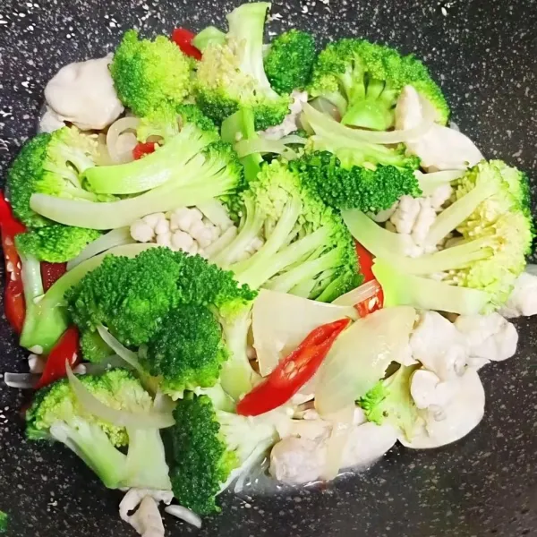 Masukkan brokoli dan cabe merah, lalu masak hingga brokoli sedikit layu dan tuangkan sedikit air.