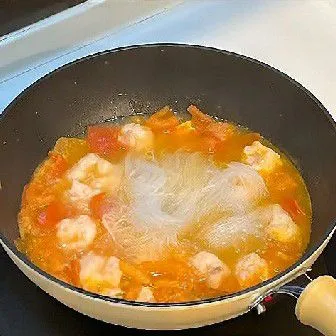 Tambahkan bihun kaca yang telah direndam, aduk hingga tercampur dengan kuah tomat