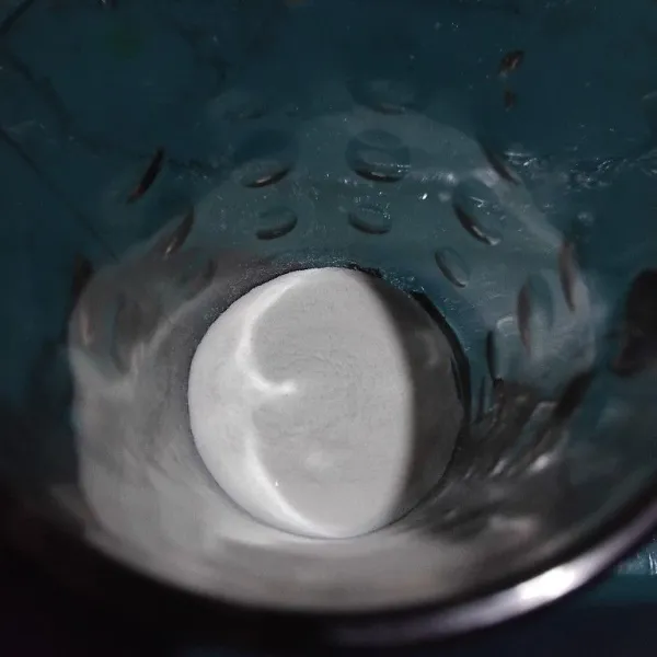 Siapkan gelas saji,masukkan susu kambing etawa bubuk.