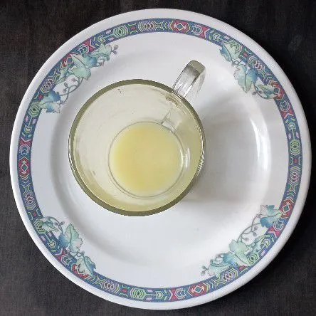 Siapkan gelas, beri susu kental manis secukupnya.