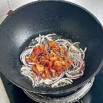 Masukkan kimchi lalu tumis bersama bawang hingga tercampur rata