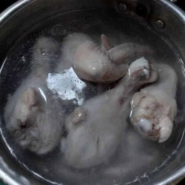 Didihkan air,masukkan ayam lalu rebus hingga mendidih kembali, buang buih dan kotoran yang mengapung.