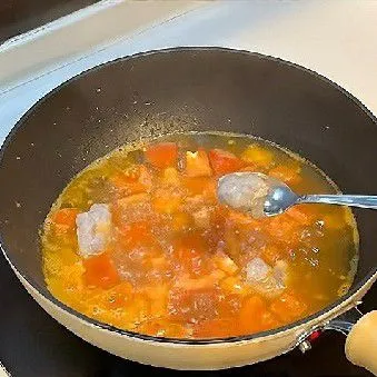 Setelah air mendidih, masukkan 100 gr udang kupas, biarkan hingga udang berubah warna menjadi merah muda