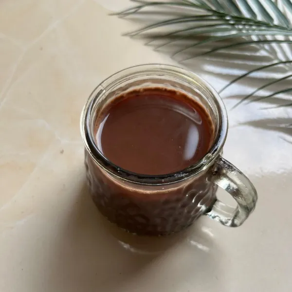 Tuang minuman coklatnya, aduk rata, sajikan
