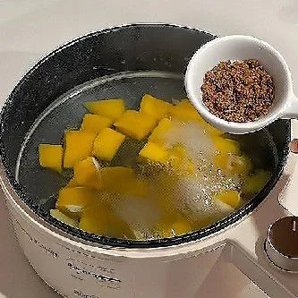 Tambahkan gula merah ke dalam rebusan, aduk hingga larut dan merata