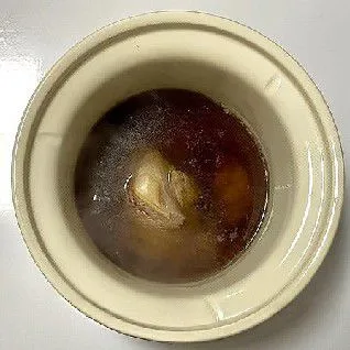 Pindahkan daging sapi ke dalam panci bersih, tambahkan 1 liter air kaldu. Tambahkan 20 gr saus manis dan 20 gr fermentasi tahu merah, aduk rata