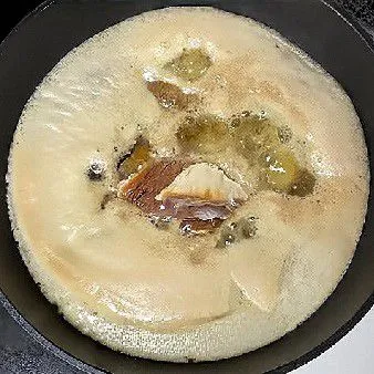 Masukkan daging sapi ke dalam panci, tambahkan air hingga seluruh daging terendam. Rebus dengan api besar hingga mendidih, buang busa dan kotoran yang muncul di permukaan. Angkat daging, bilas dengan air bersih, tiriskan