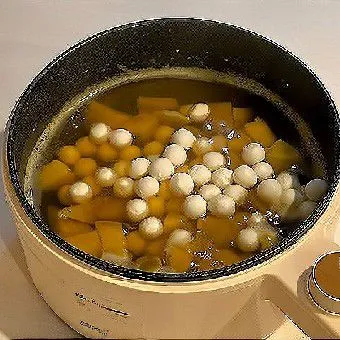 Masukkan bola ketan instan (tangyuan), rebus hingga mengapung ke permukaan