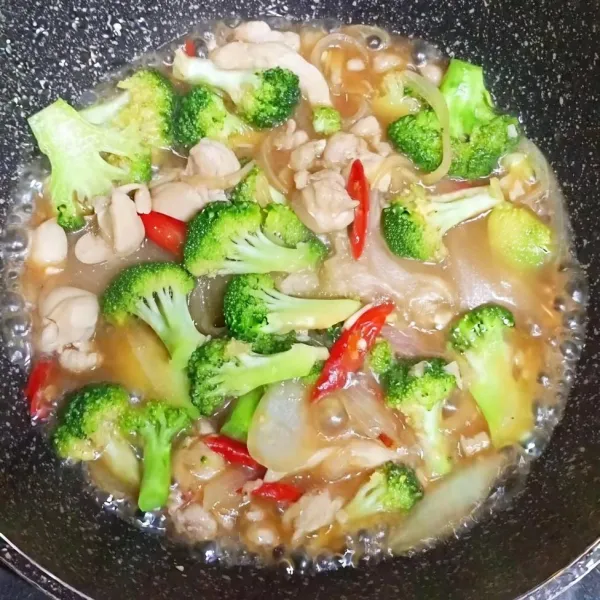 Bumbui dengan bumbu seasoning, saus tiram, kecap manis, kecap asin, minyak wijen, garam, gula pasir, lada bubuk, dan larutan tepung maizena.