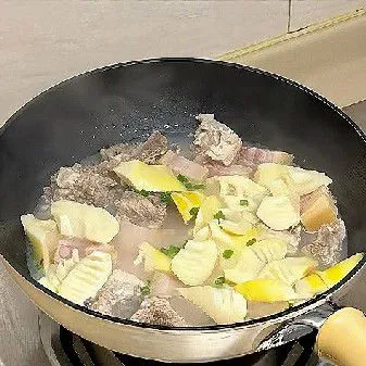 Masukkan daun bawang cincang, aduk rata