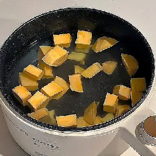 Rebus ubi jalar dan jahe dalam 1 liter air selama 10 menit hingga ubi mulai empuk