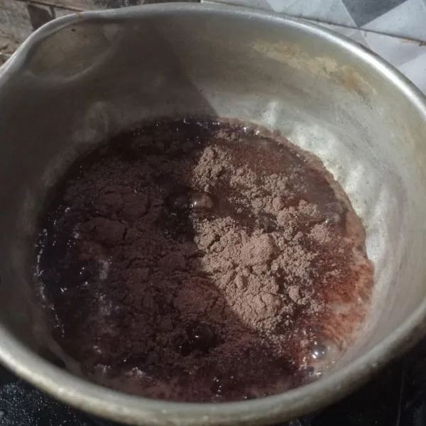 Lalu masukan minuman bubuk coklat dan gula pasir, aduk sampai rata