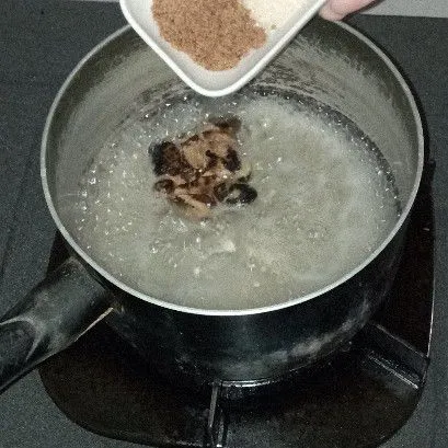 Masukkan gula merah dan gula pasir, aduk merata. Rebus hingga gula larut, matikan kompor.