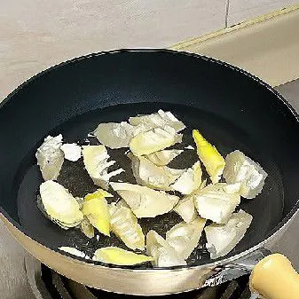 Dalam panci lain, rebus rebung dengan 5 gr garam selama 5 menit, angkat dan tiriskan