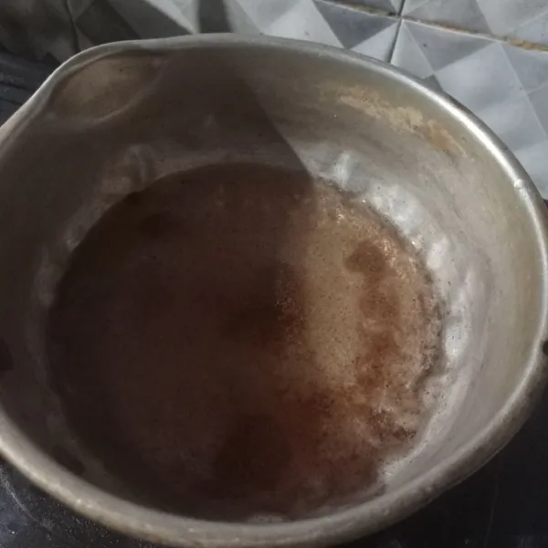Masukan air dan bubuk kayu manis ke dalam panci, nyalakan api rebus sampai mendidih