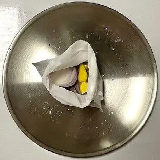 Masukkan 2 gr daun salam, 2 gr bunga lawang, 3 gr kayu manis, 2 gr kulit jeruk kering, 3 gr lada bubuk, 1 gr kapulaga, 80 gr bawang bombay, 10 gr bawang putih, 10 gr jahe, 2 gr cabai kering, dan 2 gr hawthorn kering kedalam kantong rempah