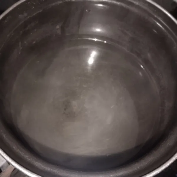 Masukkan air dan kaldu bubuk, aduk-aduk tunggu hingga air mendidih