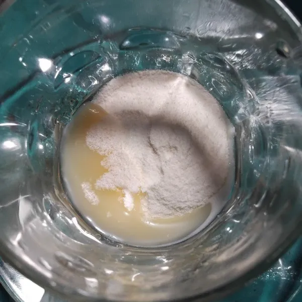 Tambahkan kental manis putih.