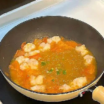 Masak selama 5 menit dengan api sedang hingga kuah sedikit mengental dan bihun menyerap bumbu. Taburi 5 gr daun bawang cincang di atasnya