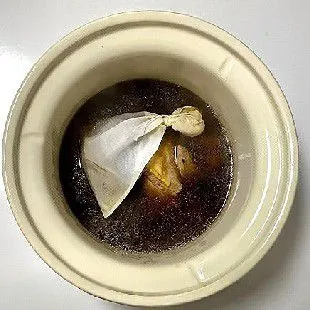 Masukkan kantong rempah ke dalam panci, rebus dengan api sedang selama 2 jam hingga daging empuk dan bumbu meresap. Setelah matang, keluarkan daging dari kaldu dan iris tipis-tipis. Simpan kuah kaldu sebagai sup mie