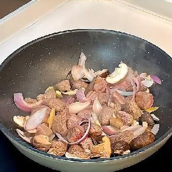 Tambahkan 250 gr daging sapi potong dadu, 80 gr bawang bombay, dan 80 gr jamur. Aduk dan tumis hingga daging berubah warna