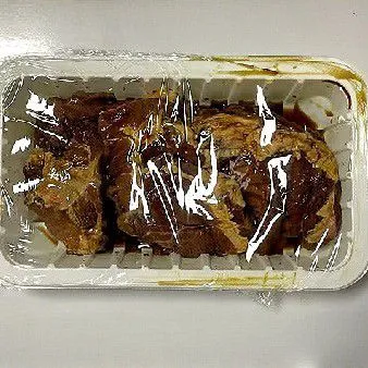 Tutup wadah dengan plastik wrap dan simpan di lemari es selama satu malam agar bumbu meresap