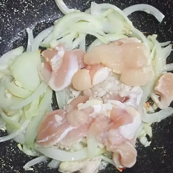 Masukkan daging ayam, lalu masak sampai berubah warna.