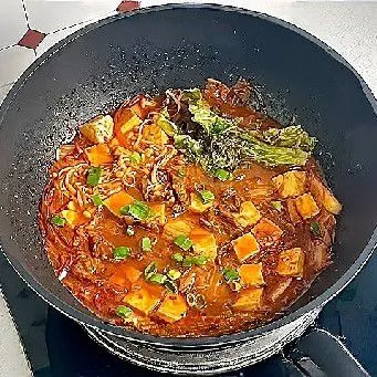 Terakhir, tambahkan sawi putih dan taburkan daun bawang. Masak sebentar hingga layu