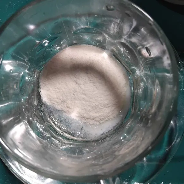 Siapkan gelas saji,masukkan susu kambing etawa bubuk.