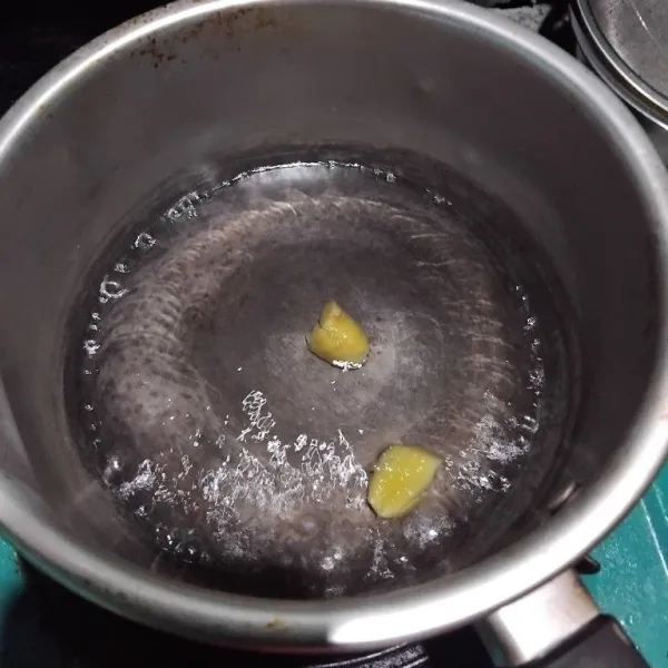 Didihkan air, rebus jahe hingga wanginya keluar.