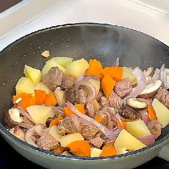 Masukkan kentang dan wortel rebus, aduk rata bersama daging