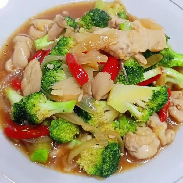 Jangan lupa untuk tes rasa. Jika sudah pas, angkat dan sajikan.