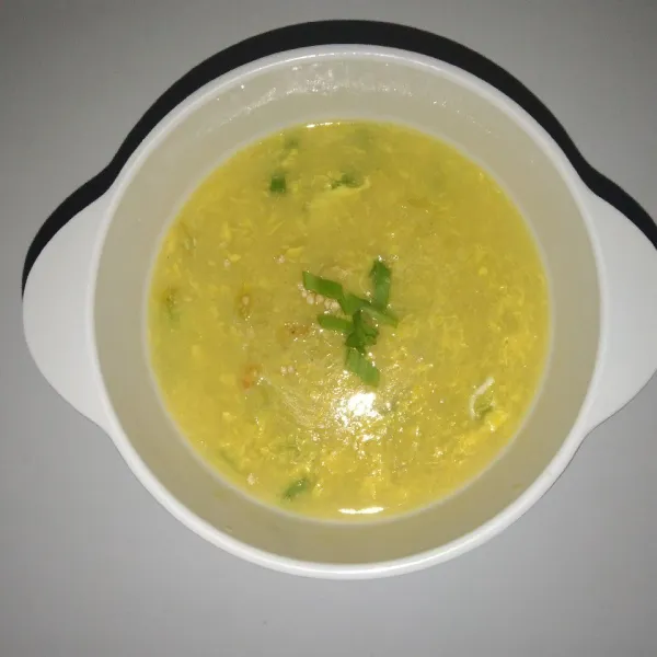 Tuang kedalam mangkuk dan kasih topping minyak wijen, cabe iris dan potongan daun bawang atau sesuai selera