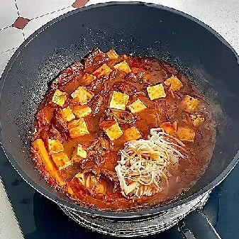 Masukkan daging sapi dan jamur enoki, aduk rata dan masak hingga daging matang sempurna