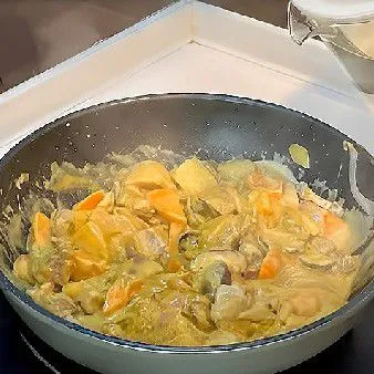 Tambahkan 200 ml air, aduk terus sambil dimasak hingga kuah mengental dan daging serta sayur matang sempurna. Tambahkan sedikit garam