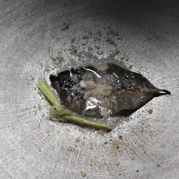 Panaskan minyak, lalu tumis bumbu halus dengan daun salam dan serai. Tumis hingga bumbu wangi dan matang.