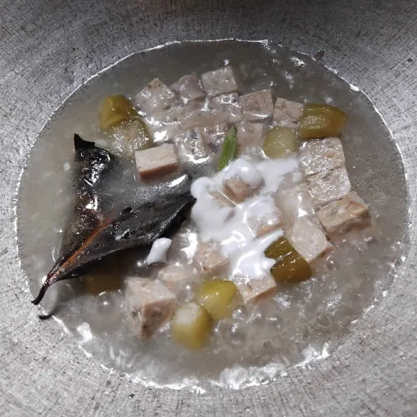 Masukkan santan instan, garam, kaldu bubuk, dan gula pasir, lalu aduk rata dan masak hingga matang. Jangan lupa untuk cek rasa dan sajikan hangat.