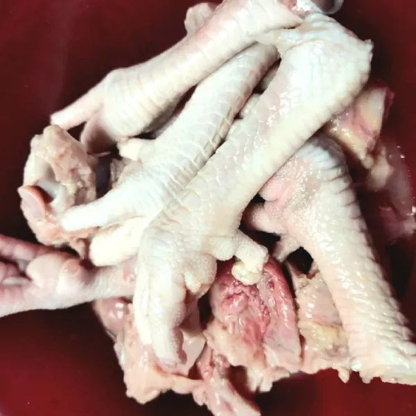 Bersihkan balungan dan ceker ayam, lalu rebus sebentar di air mendidih. Angkat dan didihkan kembali air baru, lalu rebus kembali hingga berkaldu dan ceker empuk.