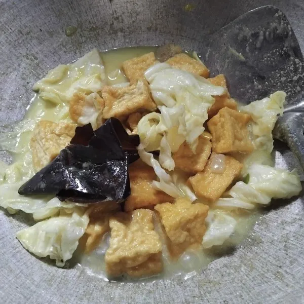 Masak hingga matang dan bumbu meresap. Jangan lupa untuk cek rasa dan sajikan hangat.