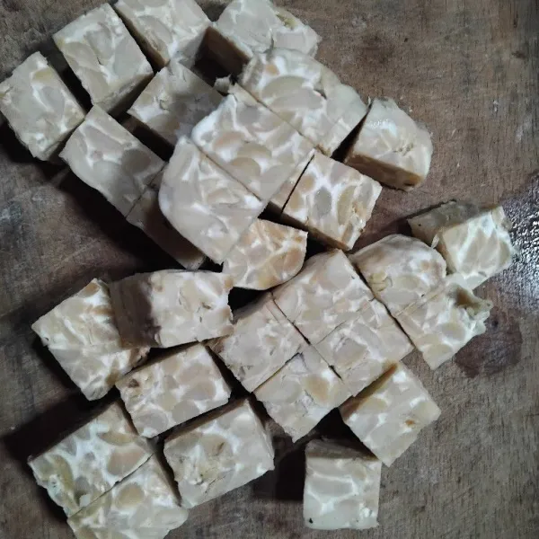 Potong-potong tempe berbentuk dadu, lalu ris-iris juga belimbing wuluh.