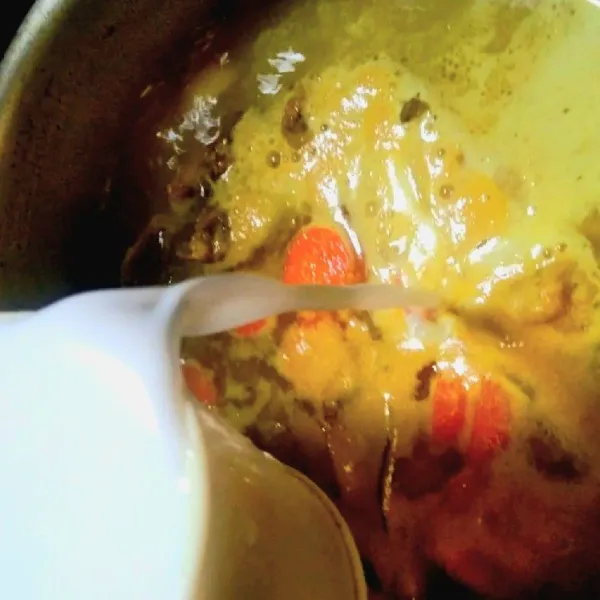 Masukkan santan, lalu bumbui dengan garam, kaldu bubuk, dan gula pasir. Aduk rata.