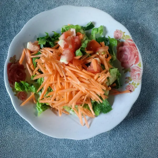 Tambahkan wortel dan tomat.