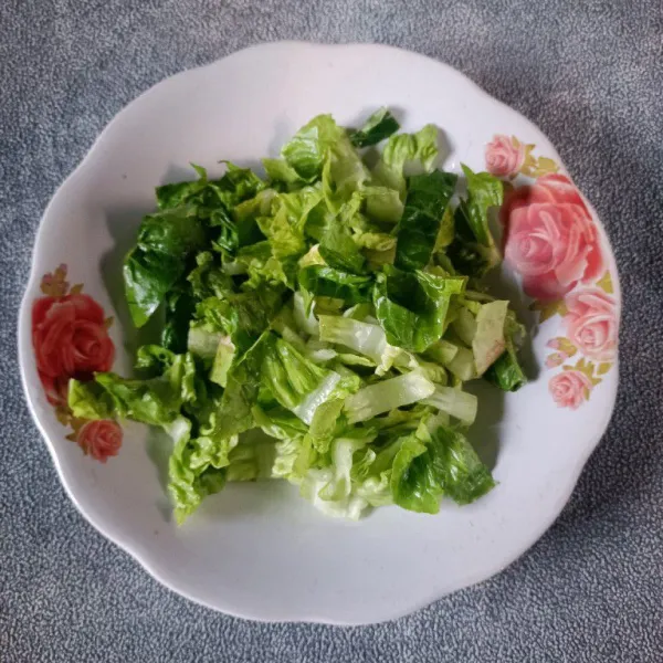 Dalam piring, masukkan selada.