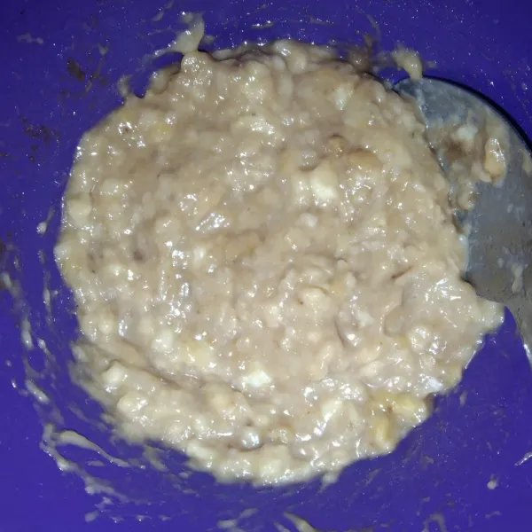 Masukkan susu bubuk rasa cokelat. Aduk rata.