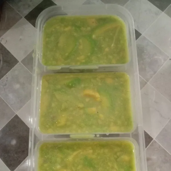 Tuangkan adonan ke dalam cetakan, lalu tunggu hingga set dan siap disajikan.