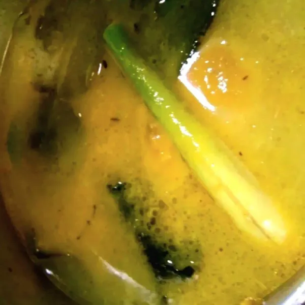 Sementara menunggu sayuran matang, tumis ketumbar, lada, kemiri, kunyit, jahe, bawang merah, dan bawang putih sebagai bumbu halus, lalu tambahkan daun salam, daun jeruk, serai, dan lengkuas. Setelah bumbu matang, masukkan ke panci rebusan.