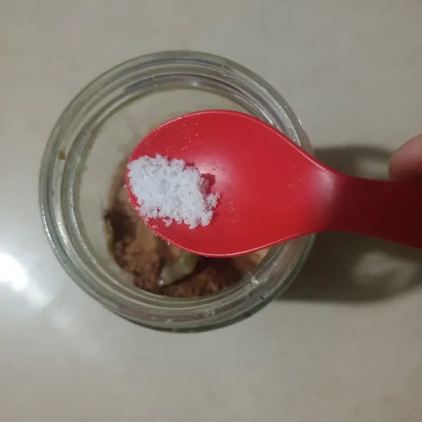 Tambahkan garam, lalu blender hingga halus.